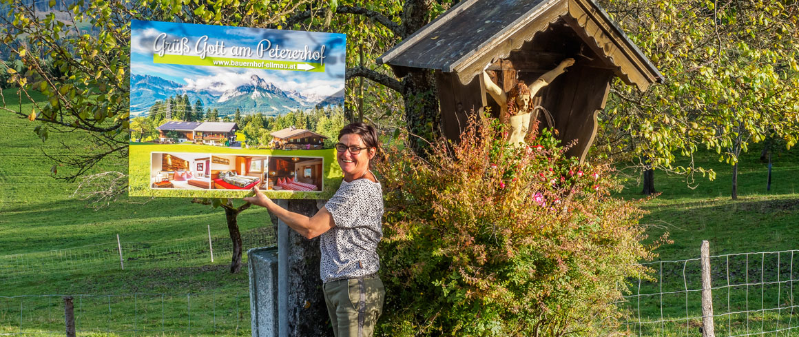 Andrea Brugger freut sich bei der Übergabe der neuen Werbetafel für ihren Bauernhof über die ausgezeichnete Qualität.